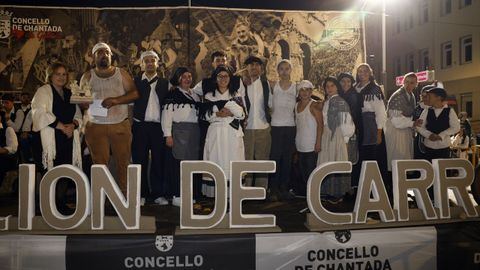 Miembros de los diferentes grupos participantes en el desfile de carros pasaron por el palco durante la entrega de los premios