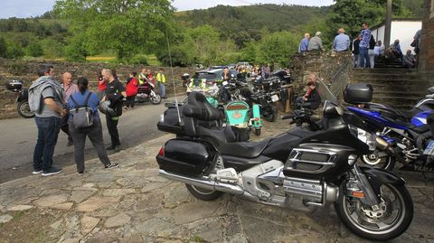 Aficionados a las motos acudieron al ltimo adis al guardia civil de trfico fallecido en el accidente de Quiroga