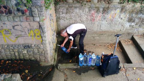 Santa marina. Gente desde todas las esquinas. La fuente de Santa Marina es popular entre vecinos y for�neos que acuden a diario para recoger de ah� agua para su propio consumo. Antiguamente un lavadero ubicado justo al lado llenaba de actividad y gente este peque�o rinc�n, que gracias a las lavanderas se manten�a muy limpio, seg�n cuenta un asiduo de la fuente 