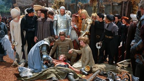 2 - Camelot. Director: Joshua Logan. Ano: 1967. Franco Nero e Vanessa Redgrave, Lancelot e Xenebra, hippies, fermosos, case prerrafaelistas. Na outra vrtice, Richard Harris  Artur. Un dos grandes musicais de Hollywood.