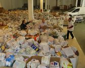 Un mar de kilos de comida se acumula en la nave de la entidad