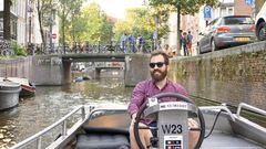 Adri�n, disfrutando de los canales en �msterdam