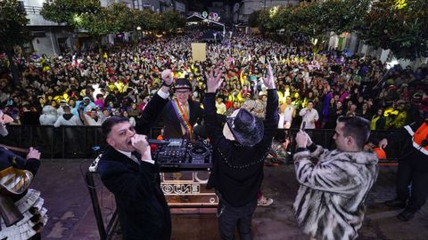 Xoves de comadres del entroido de Ver�n en la plaza de Garc�a Barb�n.