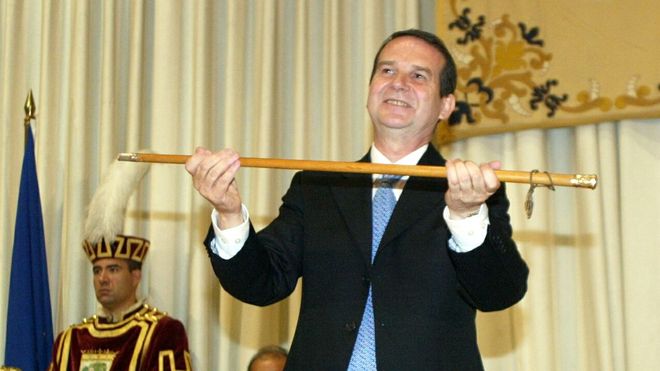Estreno en el 2007.Caballero, tras recibir el bast�n de mando de la ciudad con el apoyo del BNG, cuando inici� una etapa que se prolonga ya durante 19 a�os.