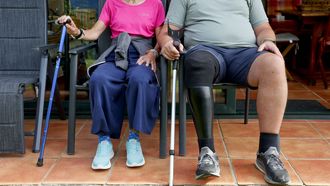 Mar�a y Carlos en su casa de Cambre, donde tuvieron que realizar numerosas reformas para facilitar su movilidad.