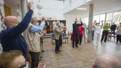 Los mayores sorprendieron con una coreografía a las autoridades visitantes 