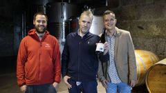 L�zaro Moreno (en el centro), de Bodegas Laudes, con su socio Ra�l �lvarez y su distribuidor Jos� Fouces
