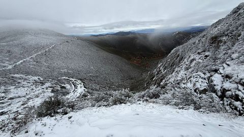 Paisaje nevado en una fotograf�a hecha este s�bado desde la Devesa da Rogueira