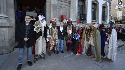El concejal de Cultura de Pontevedra, Demetrio G�mez, y el acalde de la ciudad, Miguel Anxo Fern�ndez Lores, recibieron a los Reyes Magos en la plaza de Espa�a
