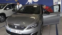 Entrega de un vehculo recin comprado en un concesionario Peugeot de Vigo.