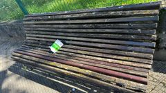 En la imagen, uno de los bancos de la zona, cuyo mal estado denuncia el PP de Nar�n