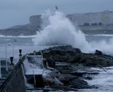 El fuerte oleaje inundaba la explanada de Las Esclavas y convert�a las escaleras en una cascada. 