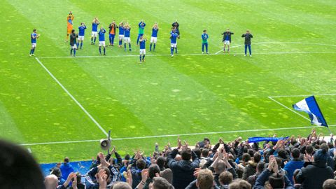 Aficion Real Oviedo Nastic Carlos Tartiere.Los jugadores del Real Oviedo celebran con la afici�n la victoria ante el N�stic