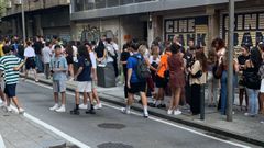 Decenas de j�venes hicieron cola este martes en la plaza Roja para conseguir una entrada para una fiesta que se celebrar� hoy