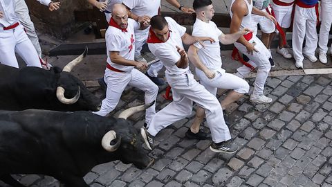 Varios los toros de la ganader�a de Jandilla persiguen de cerca a varios corredores