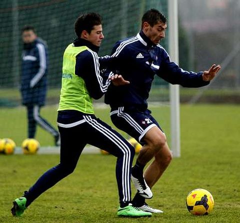 Santi Mina pugnando con Samuel durante un entrenamiento en A Madroa.