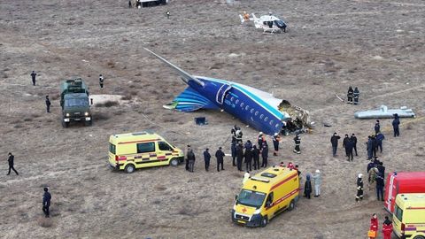 Un avin de Azerbaiyan Airlines se estrella en Kazajistn