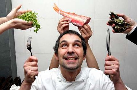 Los cocineros Yayo Daporta -arriba-y Javier Olleros.