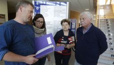 Algunos de los vecinos que se reunieron con el alcalde, justo antes del encuentro. 