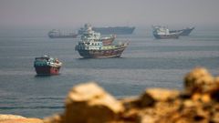 Barcos cerca del estrecho de Ormuz vistos desde la costa de Om�n
