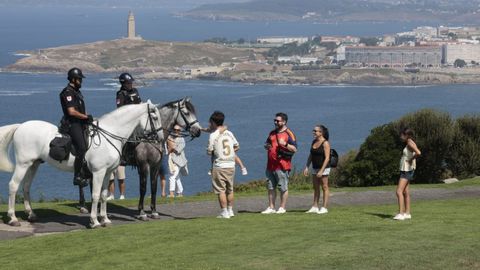 Personas esperando a ver el eclipse en A Coru�a