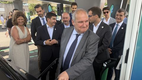 El ministro de Turismo, durante la inauguraci�n oficial de la electrolinera de O Burgo, un acto en el que participaron distintas autoridades, entre ellas el alcalde de Culleredo