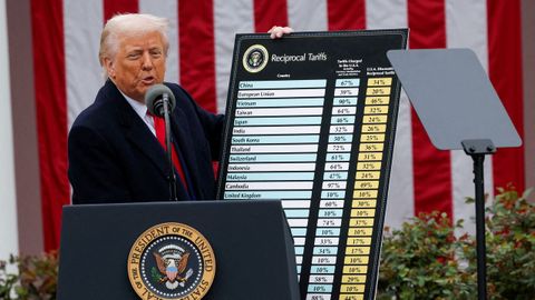 El presidente de Estados Unidos, Donald Trump, en su anuncio del aumento de los aranceles del pasado 2 de abril, lo que él llamó el  día de la liberación .