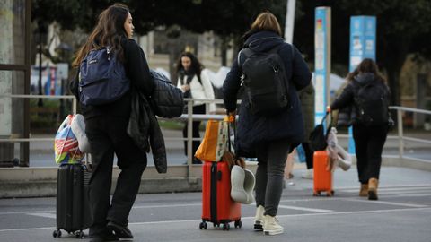 Dos turistas pasean con sus maletas, en una imagen de archivo.
