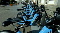 Seg�n el joven, circulaba en una de las bicis azules que ofrece el Concello cuando fue sancionado por la Polic�a Local.