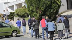 Colas en el centro de salud de Carral por un nuevo cribado masivo