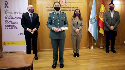 En primer término, la sargento Julia Conde recogiendo la semana pasada uno de los premios Meninas de Galicia, acompañada por el delegado del Gobierno, la alcaldesa de A Coruña y el presidente de la Diputacion provincial