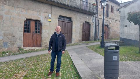 Hugo Gaibor Vlez ante la antigua casa de la familia Gaibor, en el casco histrico de Monforte