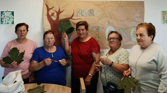 Alba Alvite y su madre, Cristina Pose, gestionan�una Casa do Maior cada una. En la imagen, una de ellas.