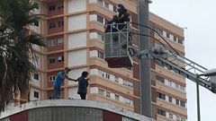 El hombre y la mujer, en la azotea del edificio, mientras los bomberos tratan de acerlos entrar en raz�n