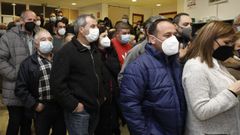 Vecinos en una reuni�n informativa en O Valadouro sobre la hidroel�ctrica