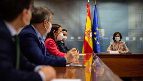 Jos� Mar�a Espejo, Carlos Cuadrado, Marina Bravo y Edmundo Bal, de Ciudadanos, durante la reuni�n con la vicepresidenta Carmen Calvo este viernes en la Moncloa