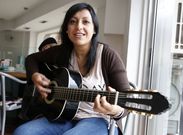 Vanesa Santiago, en una cafeter�a del centro de Mar�n, interpretando �Donantes de vida�. 