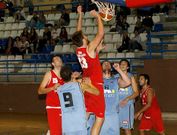 Un jugador del CB Chantada logra una canasta en el partido ante el Estudiantes.