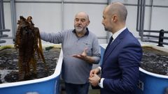 Antonio Mu��os, due�o de Portomui�os, muestra las instalaciones a Rafael Rosendo, de BBVA