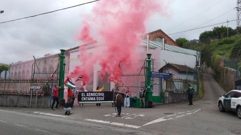 Protesta en la f�brica de armas de Trubia