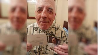 El trabadense Manuel L�pez posa con la carta del Papa Le�n XIV y su foto firmada