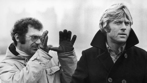 El director Sidney Pollack da indicaciones a Redford durante un rodaje.