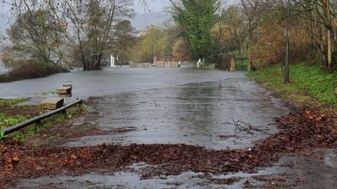 Acceso a la fuente termal de O Tinteiro.