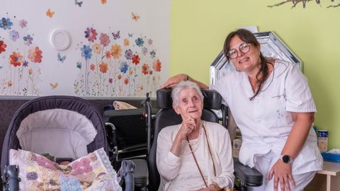 Angelina Huerta, residente, y Rebeca Rodr�guez, auxiliar