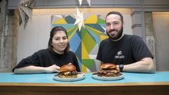 Los hermanos Alba y Leonardo Otero junto a sus smash burgers.