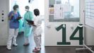Sanitarios de Valais, en un hospital en el que atienden a pacientes con coronavirus