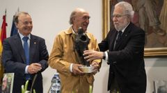 O escritor e pol�tico de 92 anos recibiu o premio na casa de Otero Pedrayo