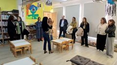 Los docentes y el director general de Centros e Recursos Humanos, Jes�s �lvarez, en el colegio rianxeiro.