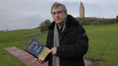 El escritor Santiago Posteguillo, con su nueva novela, «Los tres mundos», junto a la torre de Hércules