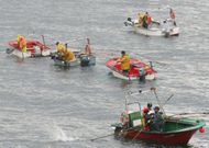 Mariscadores a flote de la r�a de Ferrol faenando en el banco de As P�as. 